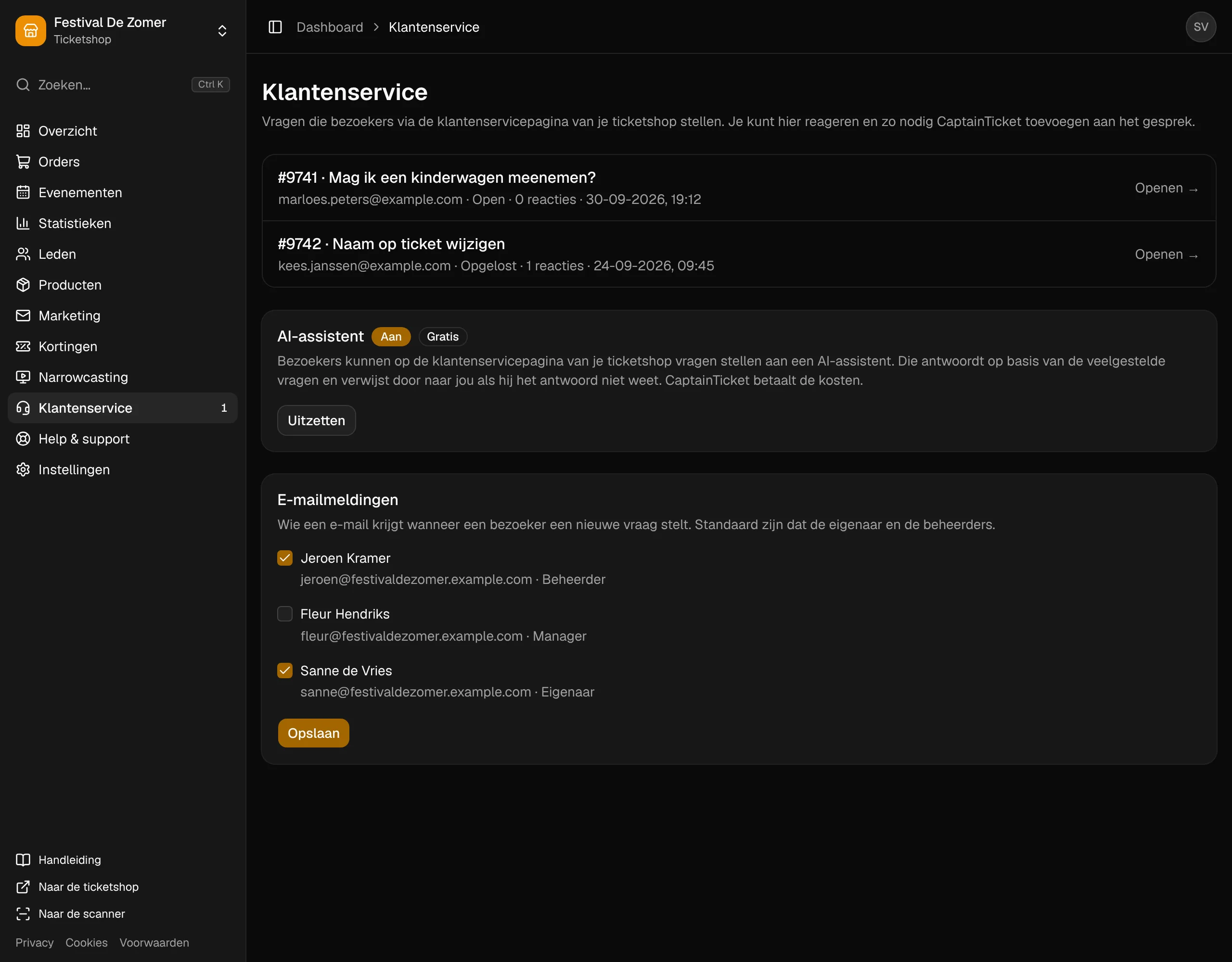 De pagina Klantenservice met vragen van bezoekers en de AI-assistent.