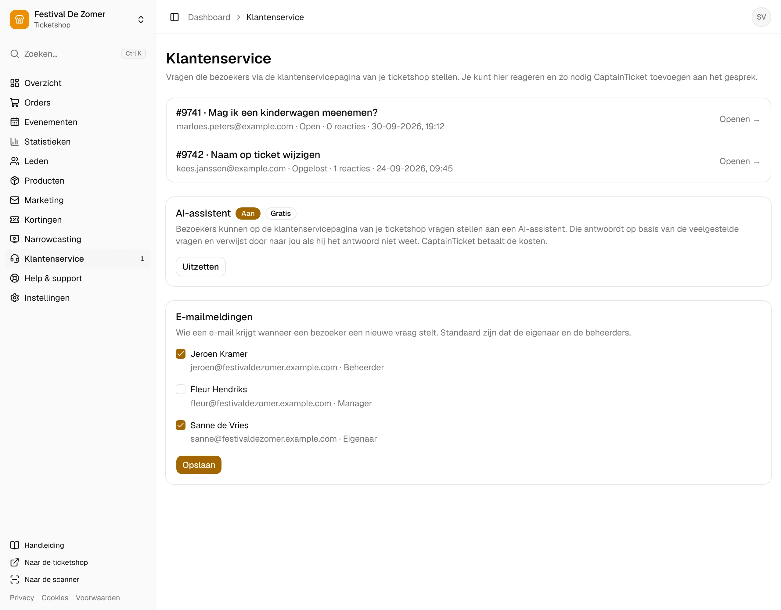 De pagina Klantenservice met vragen van bezoekers en de AI-assistent.