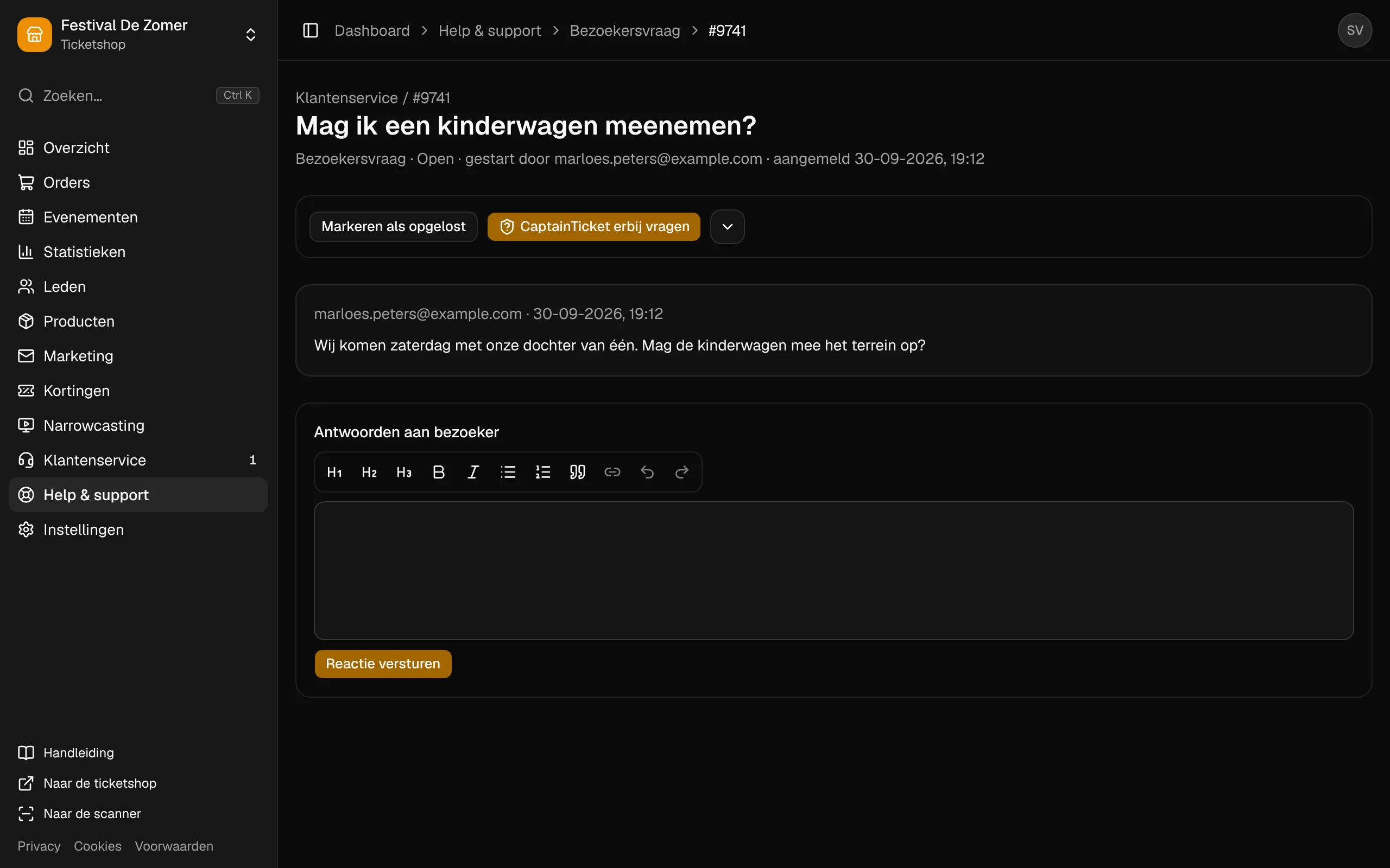 Een vraag van een bezoeker, met het antwoordveld.