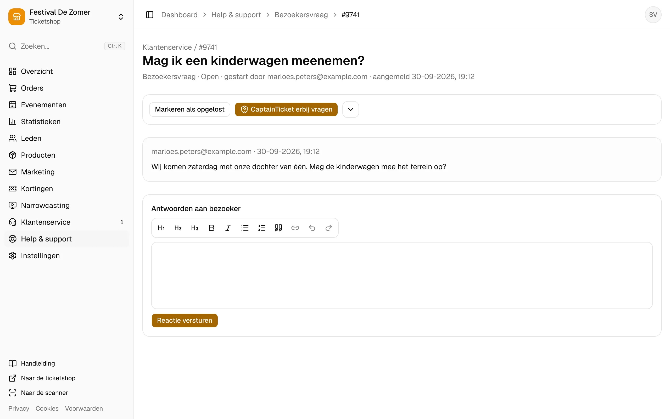 Een vraag van een bezoeker, met het antwoordveld.