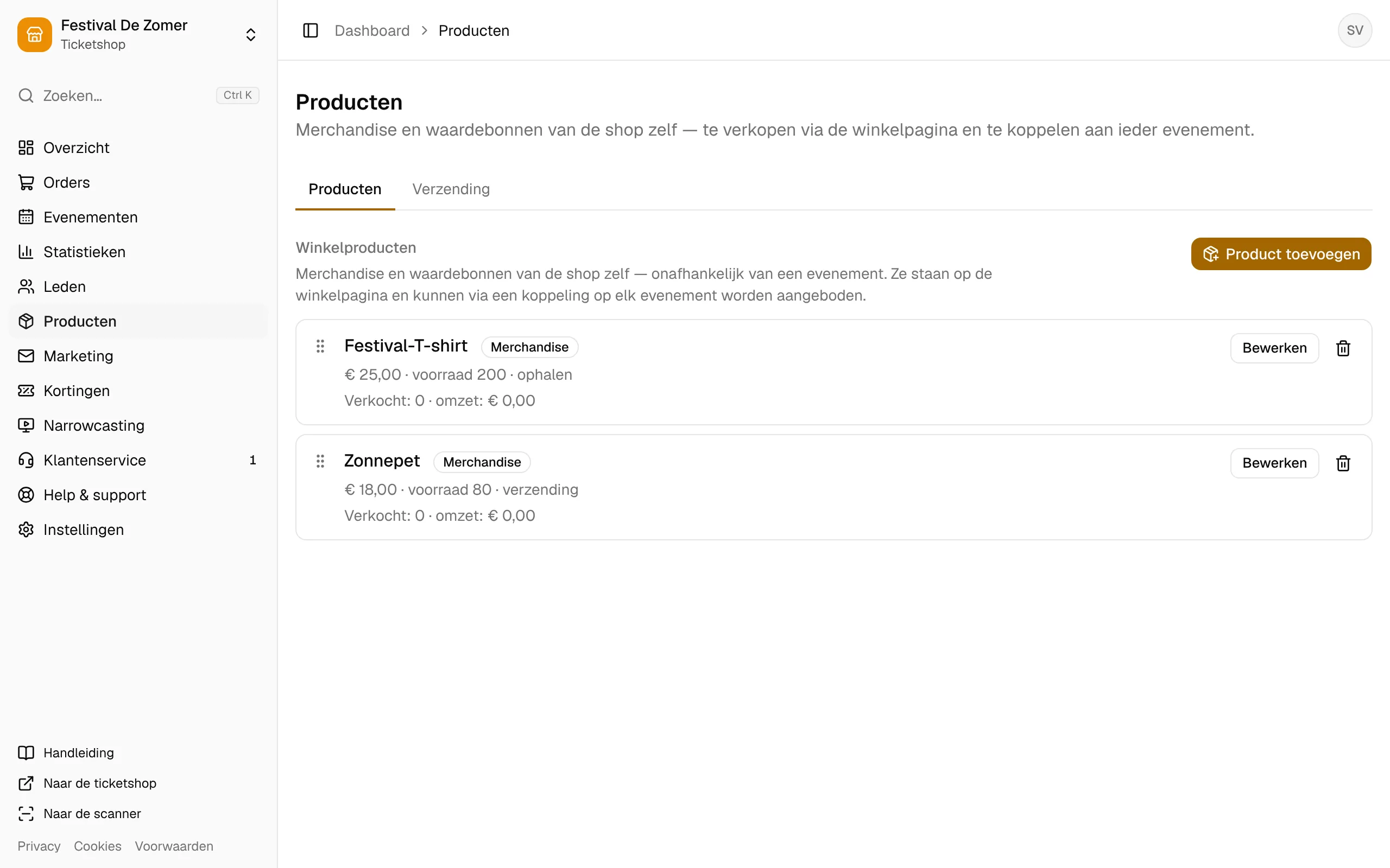 De producten van de ticketshop: merchandise en een muntenkaart.