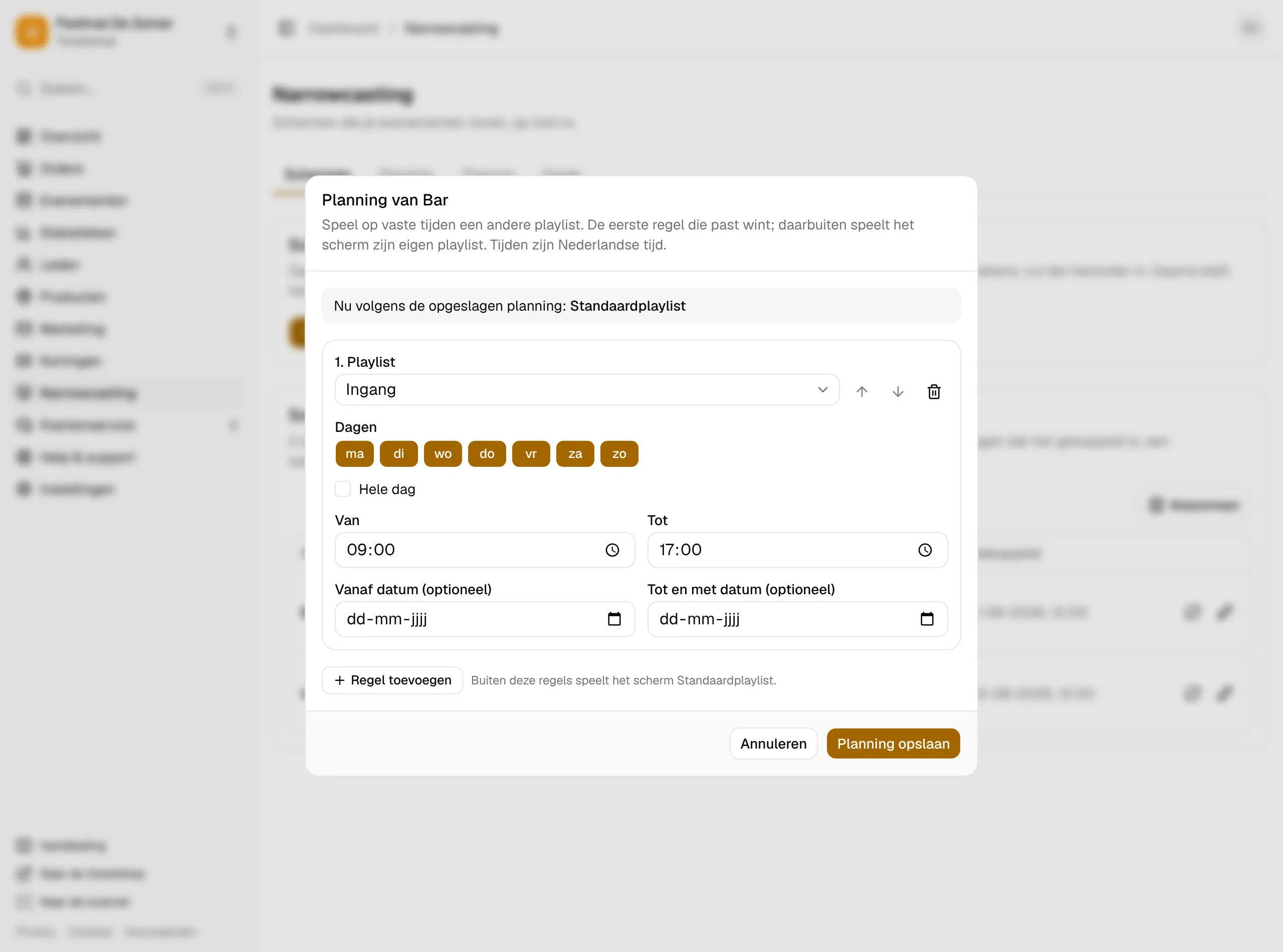Het venster Planning van een scherm, met een regel voor een andere playlist.